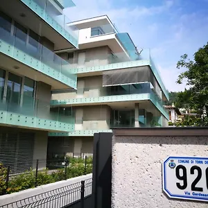 https://suite-laura-torri-del-benaco.hotelinveneto.com